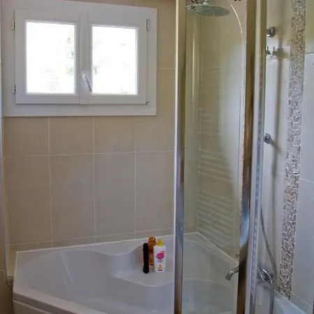 La Mirabelle - Familiale De Charme En Provence Bed & Breakfast 3*