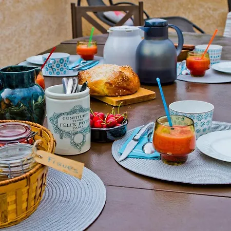 Couette-café Familiale De Charme En Provence