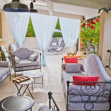 Familiale De Charme En Provence Couette-café *