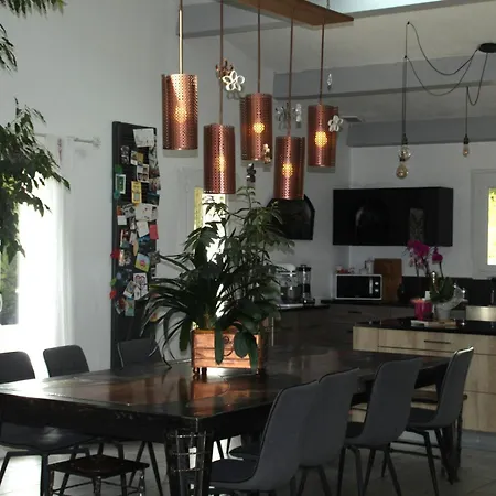 Familiale De Charme En Provence Couette-café *